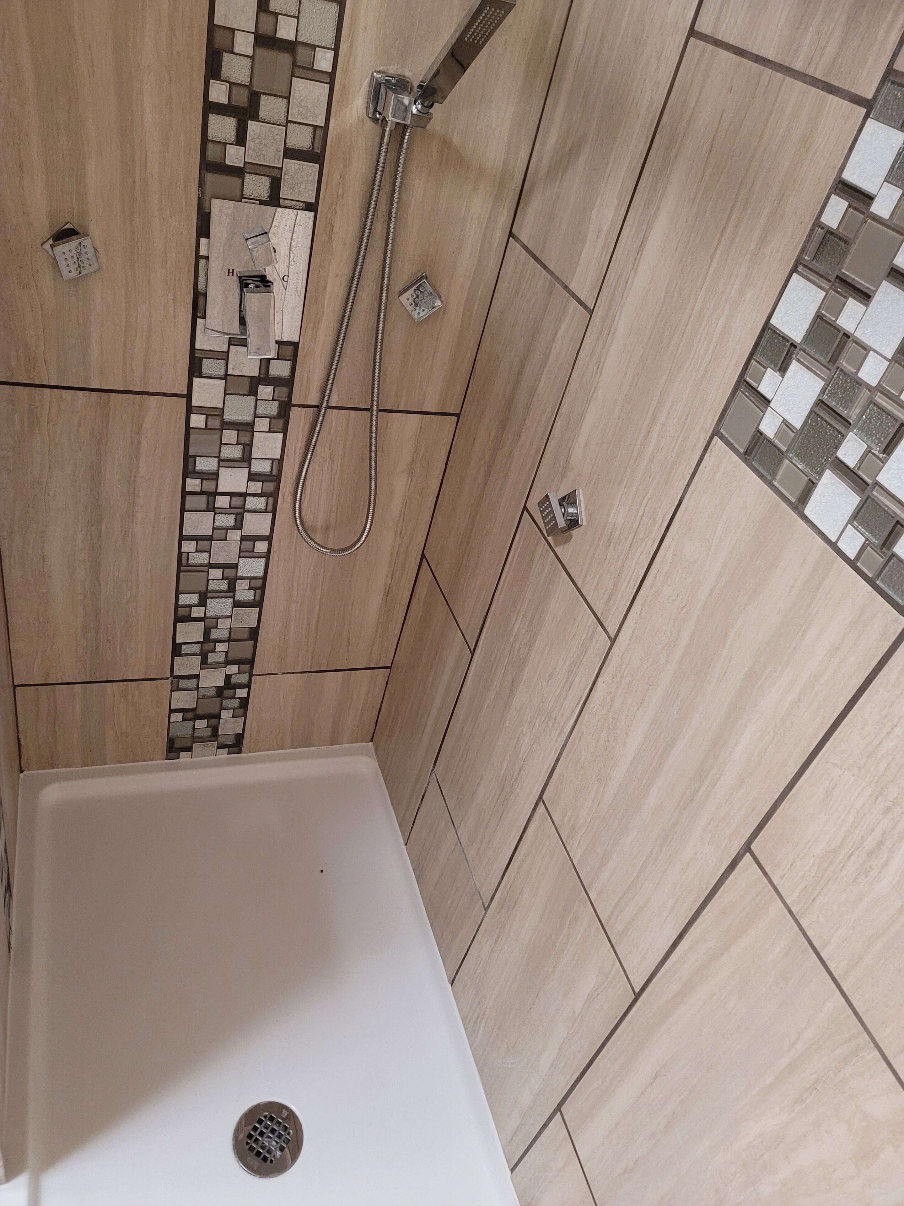 Chambre de base, 1 très grand lit | Salle de bain | Ensemble baignoire-douche, serviettes fournies