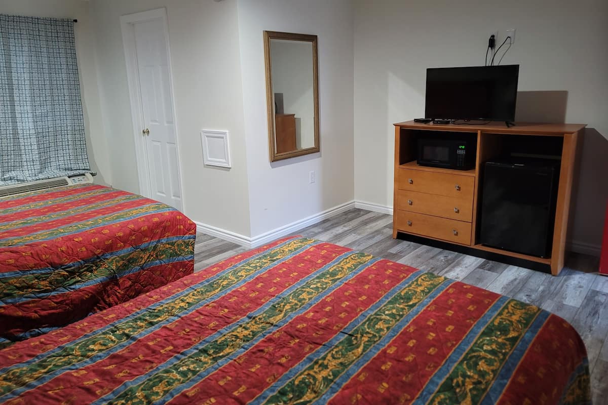 2 Queens | Iron/ironing board, free WiFi