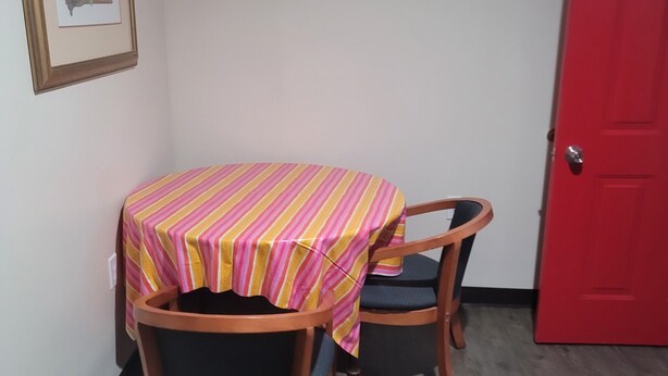 Kamar, 1 Tempat Tidur Queen, dapur kecil | Area keluarga