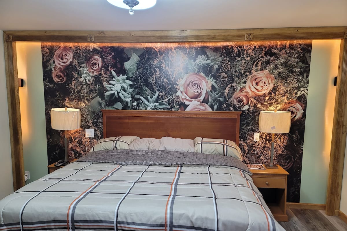 King Room | Iron/ironing board, free WiFi