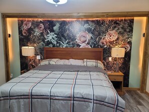 Chambre de base, 1 trĂšs grand lit | Fer et planche Ă repasser, accĂšs au Wi-Fi (inclus)