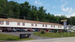 A motel with a row of rooms, a parking lot, and a sign indicating 'Stardust Motel'. - Stardust Motel (Duncannon)