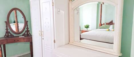 4 makuuhuonetta, silitysrauta/-lauta, ilmainen Wi-Fi, vuodevaatteet