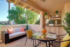 Outdoor dining - Resort Amenities: Updated Palm Springs Villa (Palm Springs)