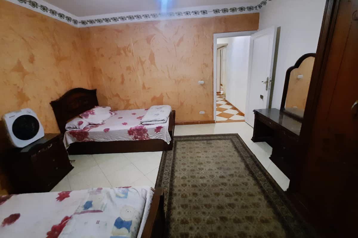 3 bedrooms, Egyptian cotton sheets, premium bedding, memory-foam beds