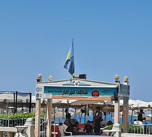 Di pantai, pasir putih, dan bar pantai