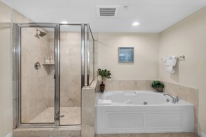Bañera, toallas, jabón, papel higiénico