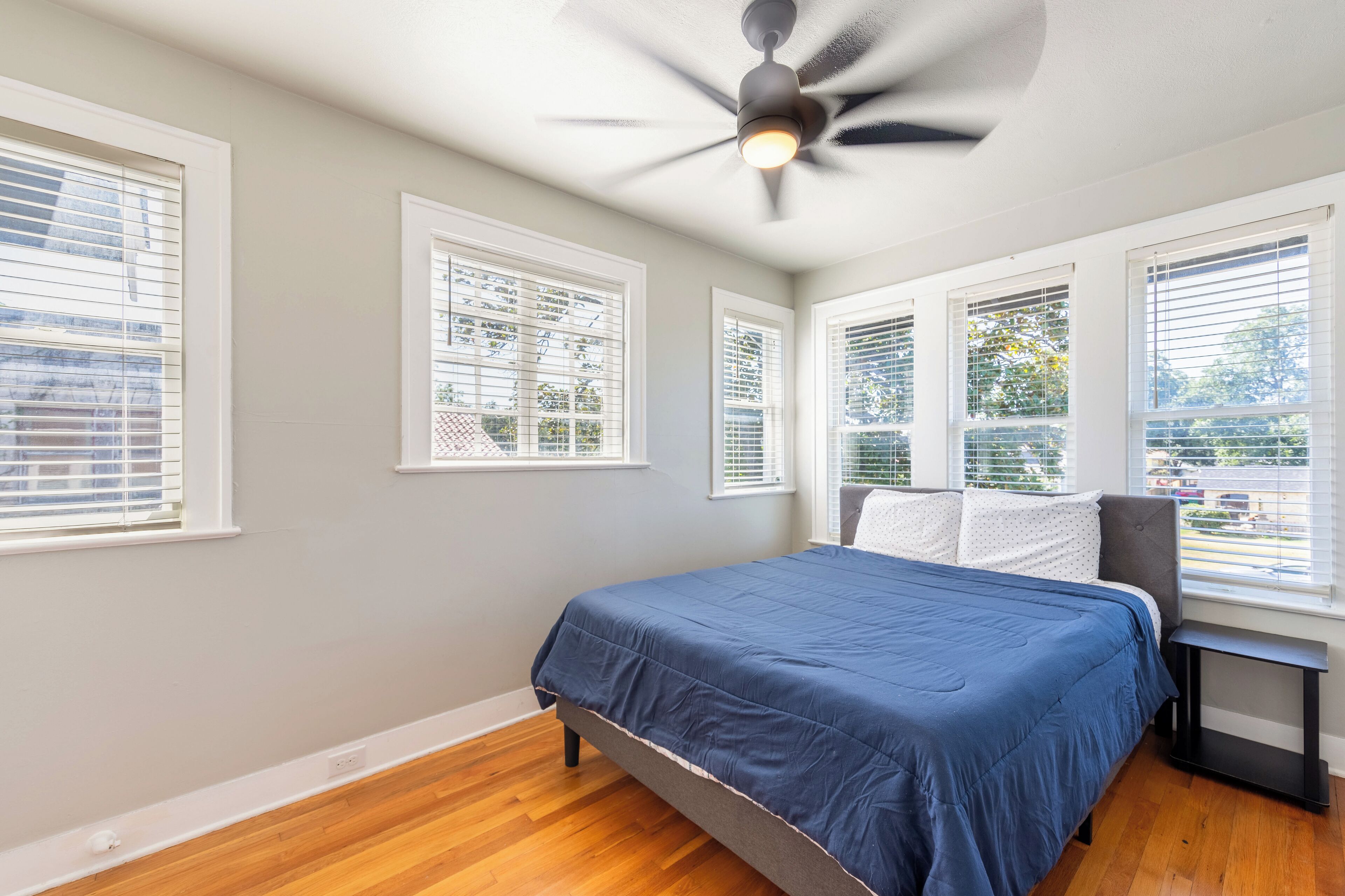 3 habitaciones, tabla de planchar con plancha, wifi y ropa de cama 