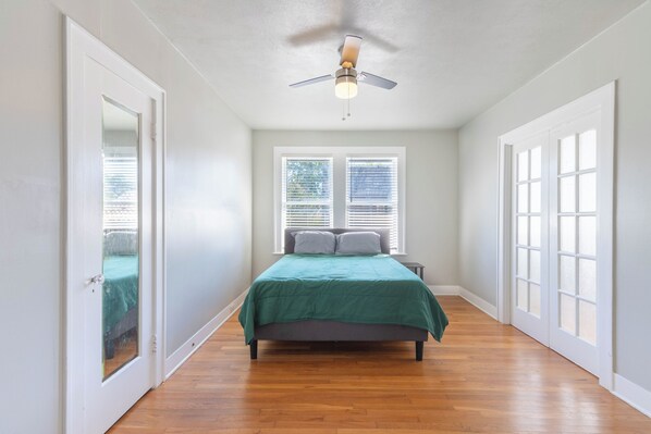 3 bedrooms, iron/ironing board, WiFi, bed sheets