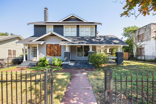 Highland villa near downtown and military base.