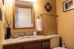 Combined shower/bathtub, towels