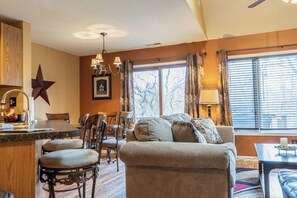 Televisión y chimenea 