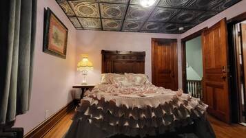 1 bedroom, desk, WiFi