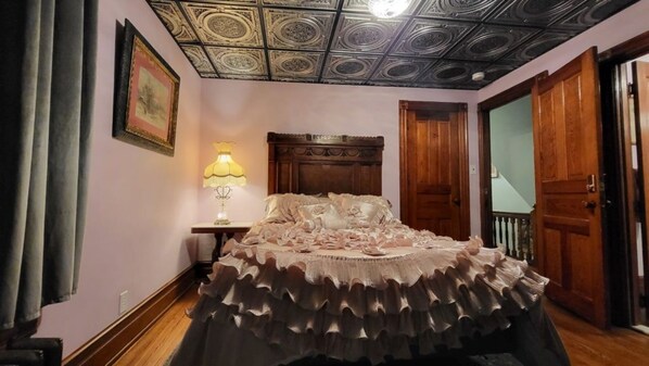 1 bedroom, desk, WiFi