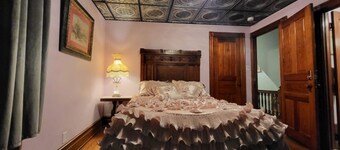 THE BROADWAY ROOM AT TRAILS END B&B