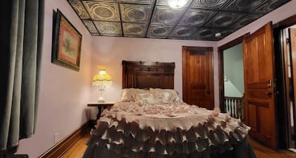 THE BROADWAY ROOM AT TRAILS END B&B