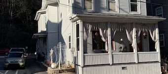 THE BROADWAY ROOM AT TRAILS END B&B