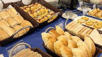 Café da manhã com buffet grátis todos os dias