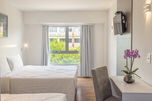 Quarto triplo standard | Frigobar, cofres nos quartos, escrivaninha