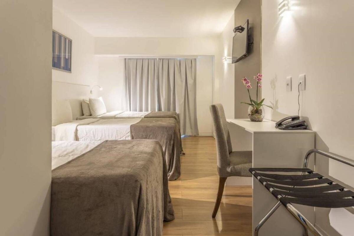 Een minibar, een kluis op de kamer, een bureau, een laptopwerkplek
