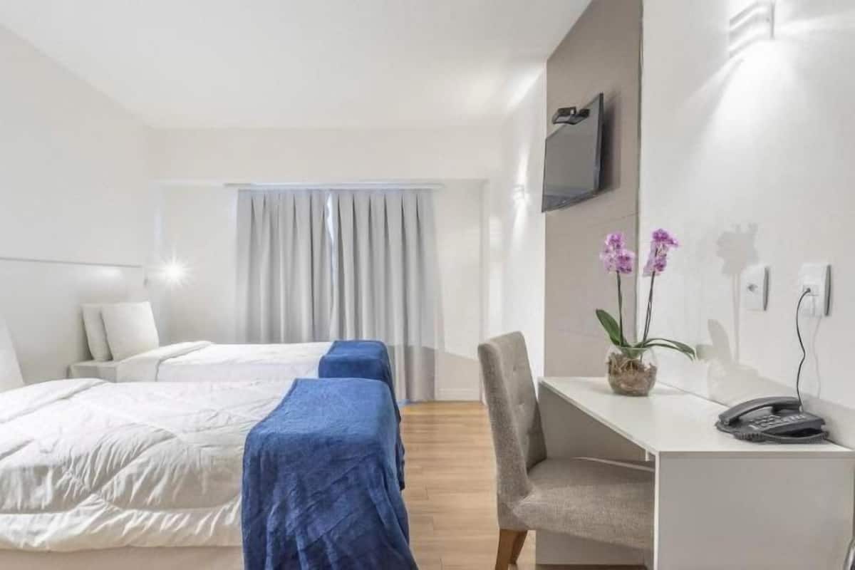 Een minibar, een kluis op de kamer, een bureau, een laptopwerkplek