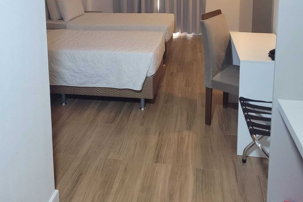 Minibar, coffres-forts dans les chambres, bureau