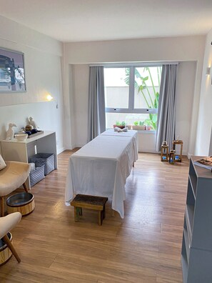 Hot stone massages, deep-tissue massages, sports massages, detox wraps - ATH Hotel - Américas Townhouse (Rio de Janeiro)
