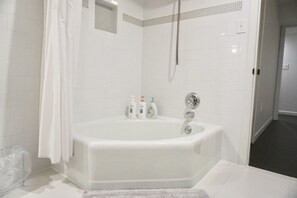 Combined shower/tub, hair dryer, towels, soap - Spacious, comfortable and very clean house - 17 mins to the ♥️ of Denver  (Wheat Ridge)