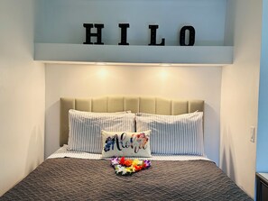 Desk, free WiFi, bed sheets - Contemporary Studio 1 minute to the Ocean! (Kailua-Kona)