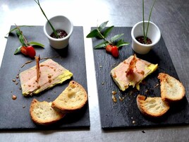 Dos tablas cuadradas de pizarra negra con alimentos y pan.