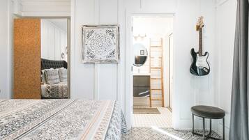 2 habitaciones, tabla de planchar con plancha y cuna de viaje