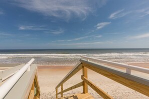 Una spiaggia nelle vicinanze