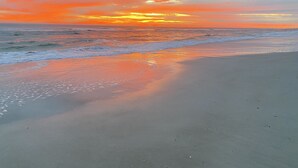A beach with a sunset. - 2 Masters-Heated Pool & Spa+1 min Walk to Beach (St. Augustine)