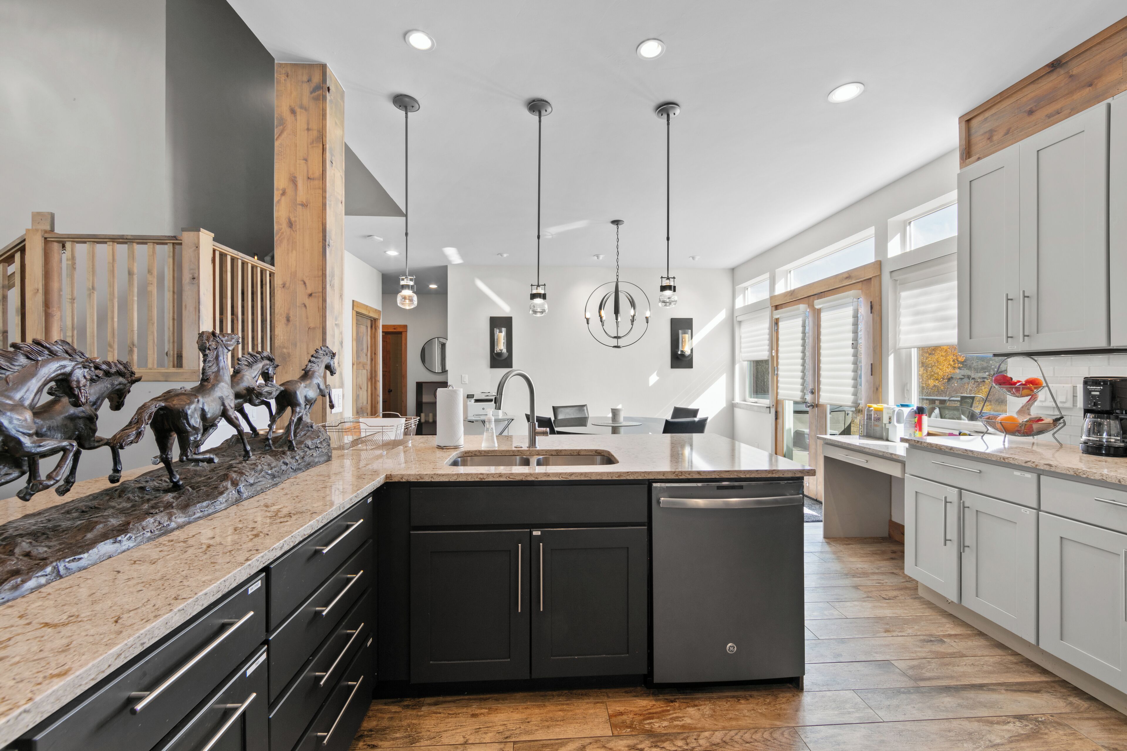 Kylskåp, mikrovågsugn, ugn och spishäll