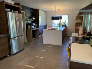 Kjøleskap, ovn, kokeplater og oppvaskmaskin