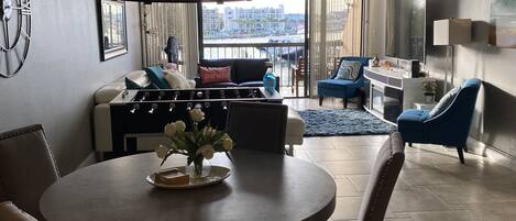 Een smart-tv, een open haard, een dvd-speler en een tafeltennistafel