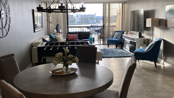 Smart TV, chimenea, reproductor de DVD y tenis de mesa 