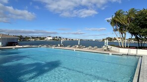 Utomhuspool och uppvärmd pool