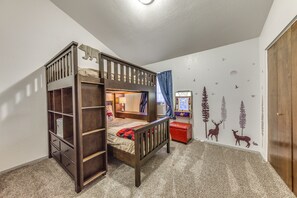 2 bedrooms, iron/ironing board, internet, bed sheets