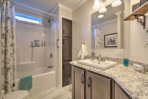 Articles de toilette gratuits, sèche-cheveux, serviettes fournies
