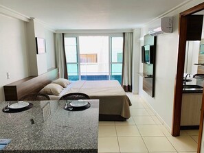 Premium bedding, desk, free WiFi, bed sheets - SH Blue Suites (João Pessoa)