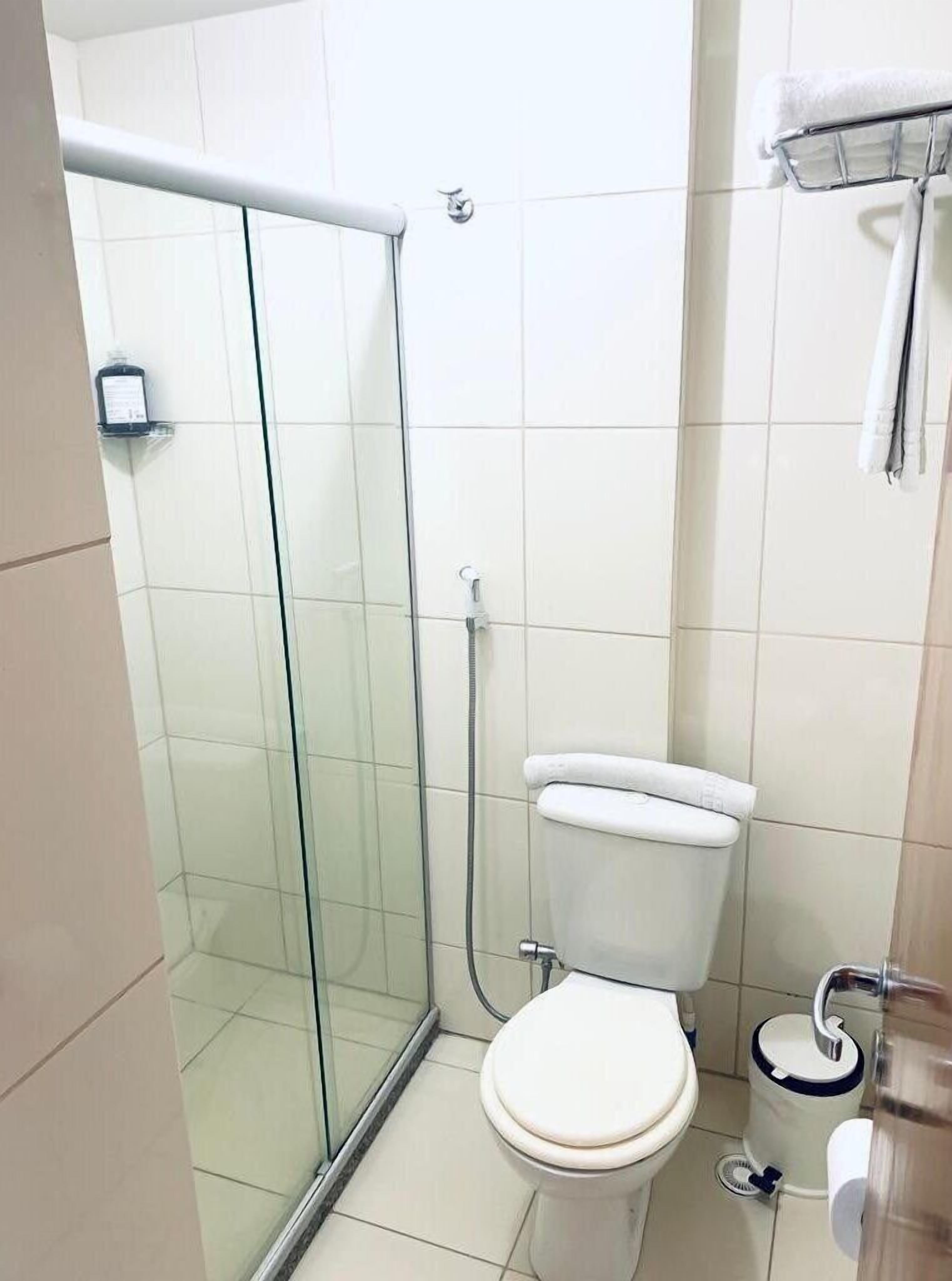 Un baño con cabina de ducha de vidrio, inodoro y bidé.