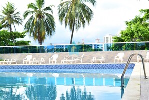 2 outdoor pools