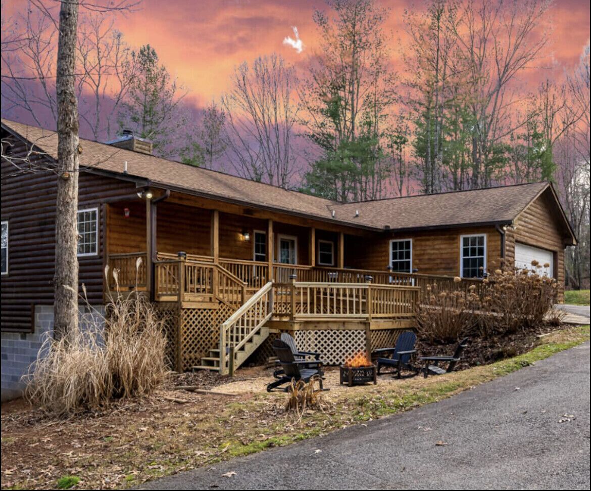 Ellijay Mountains- Hot Tub, FirePit + Nearby hiking and wineries! 