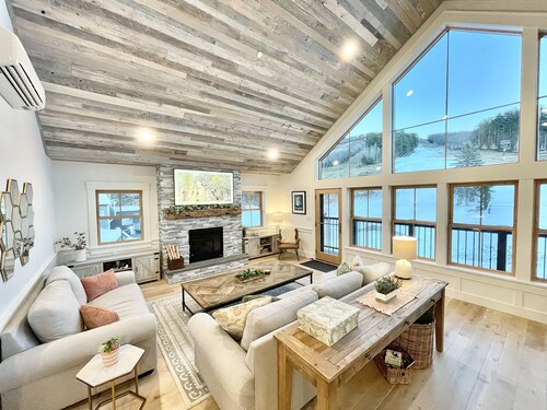 THE PENTHOUSE at Cranmore Mt. Resort, N. Conway, 4-season pool, near Story Land!