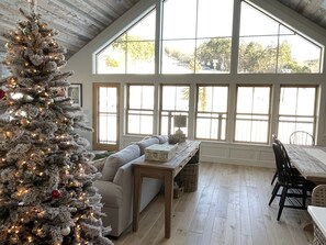 Smart TV, fireplace - THE PENTHOUSE at Cranmore Mt. Resort, N. Conway, 4-season pool, near Story Land! (North Conway)