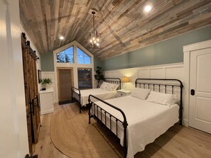 3 bedrooms, iron/ironing board, WiFi, bed sheets - THE PENTHOUSE at Cranmore Mt. Resort, N. Conway, 4-season pool, near Story Land! (North Conway)