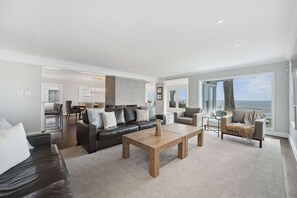 Smart TV, fireplace - HOT TUB Waterfront Estate on Prestigious Bay Beach (Ridgeway)