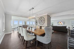 Dining - HOT TUB Waterfront Estate on Prestigious Bay Beach (Ridgeway)