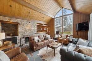 Smart TV, fireplace - HOT TUB Waterfront Estate on Prestigious Bay Beach (Ridgeway)